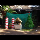 Die Flaschen wurden wahrscheinlich geleert, um den Weihnachtsbaum zu vervollständigen